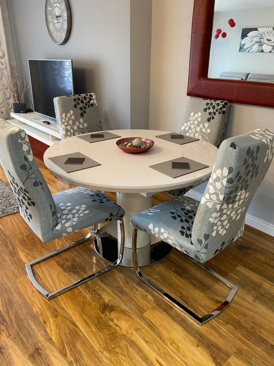 Stunning, contemporary Home from Home Apartment in Dewsbury