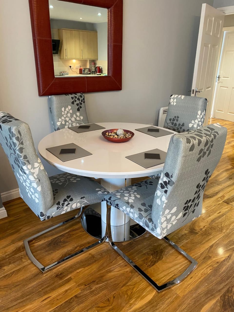 Stunning, contemporary Home from Home Apartment in Dewsbury