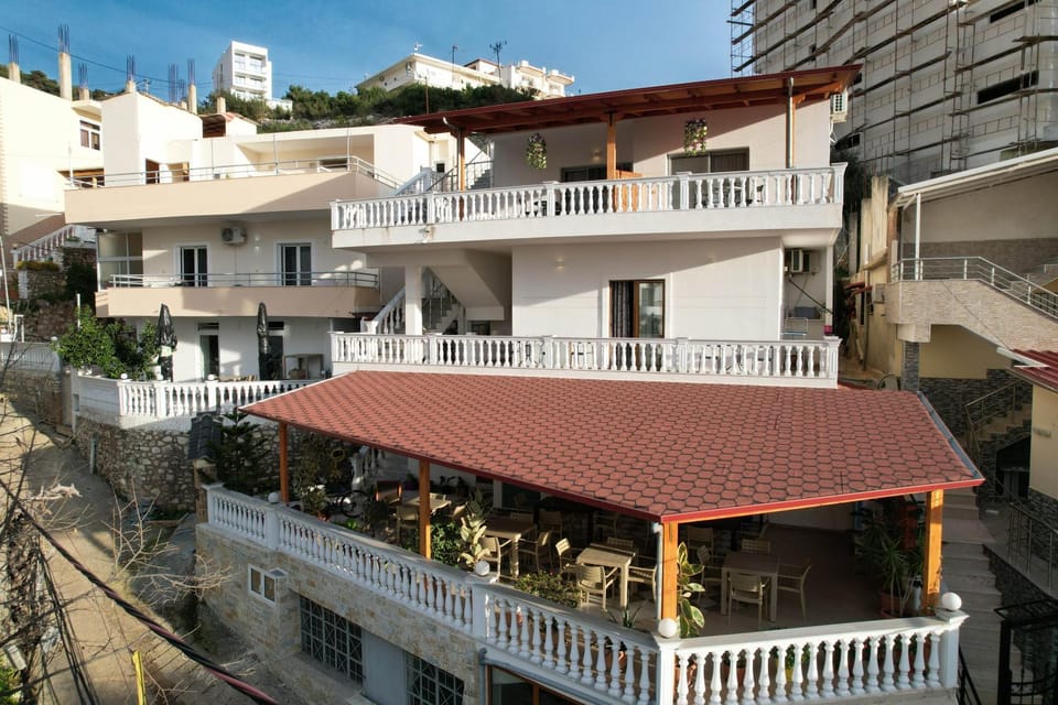 Property building, Day, Neighbourhood, Balcony/Terrace