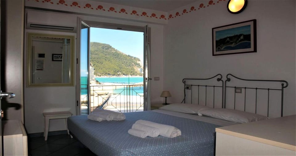 Photo of the whole room, Bedroom, Sea view