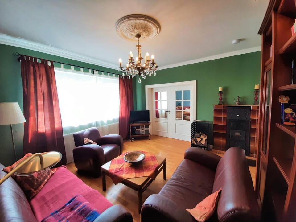 Communal lounge/ TV room, Game Room, Library, Library, TV and multimedia, Living room, Seating area