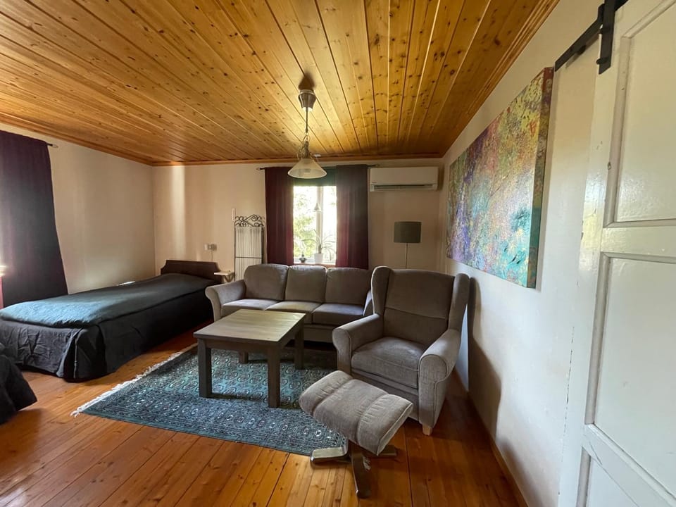 Bed, Living room, Photo of the whole room, Seating area