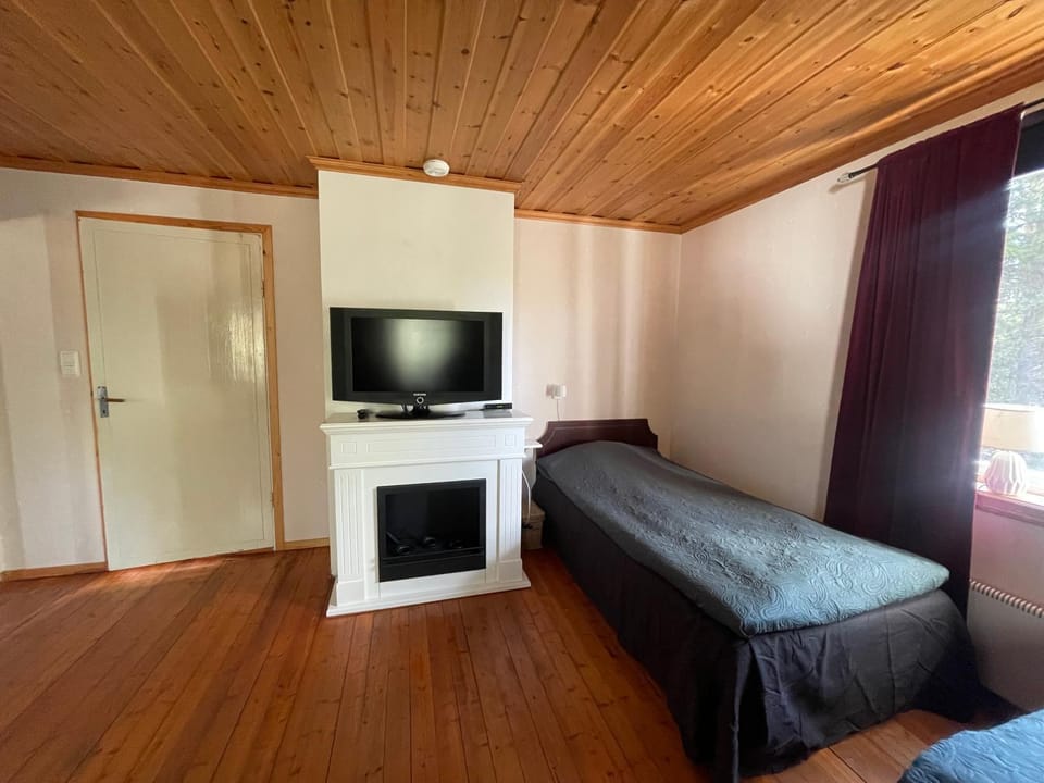Communal lounge/ TV room, Bed, Living room