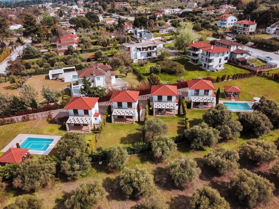 Property building, Bird's eye view, Pool view, Location
