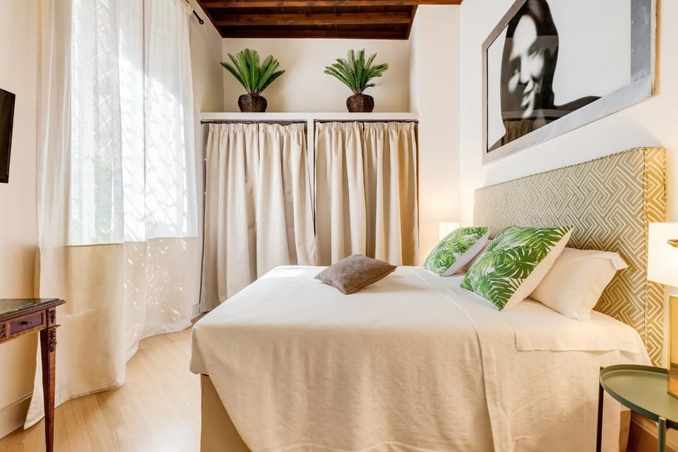TV and multimedia, Photo of the whole room, Decorative detail, Bedroom