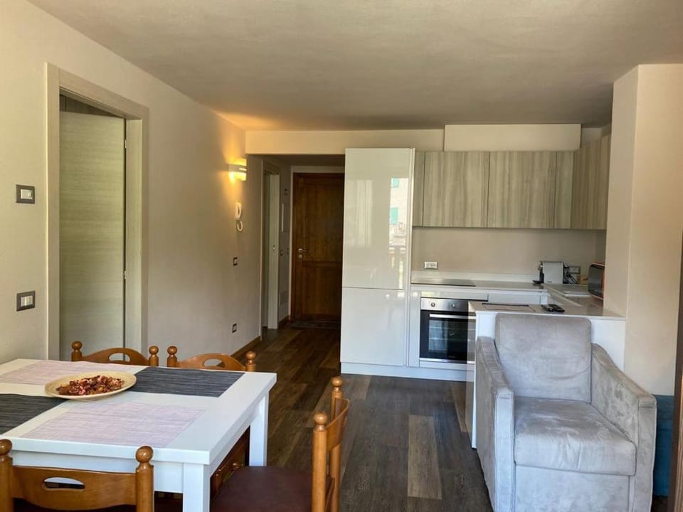 Kitchen or kitchenette, Dining area, oven, pet friendly, stove