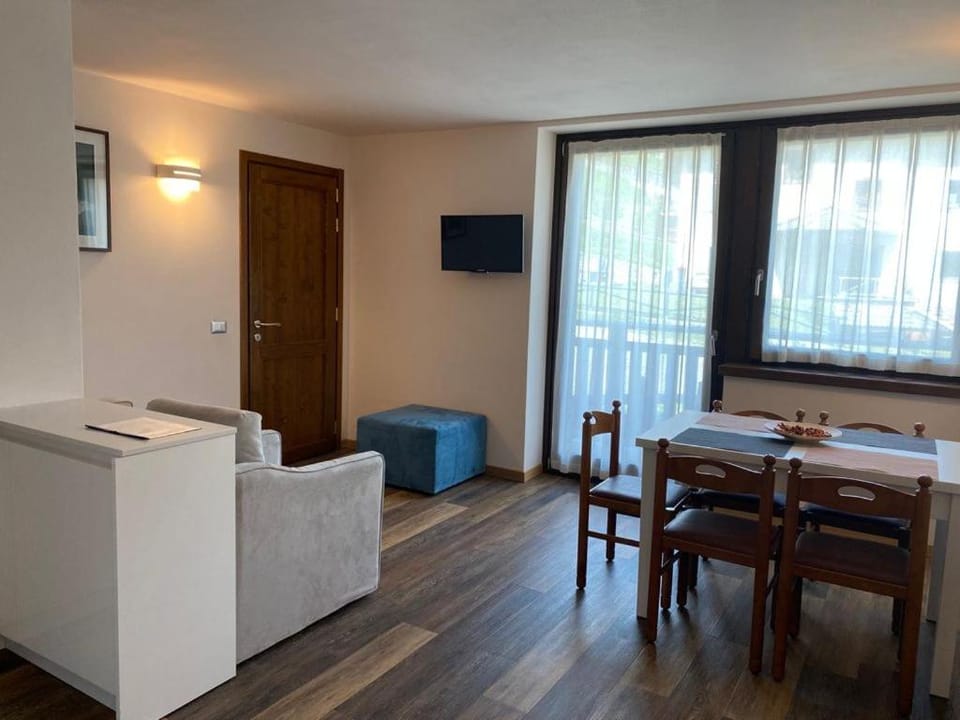 TV and multimedia, Living room, Seating area, Dining area