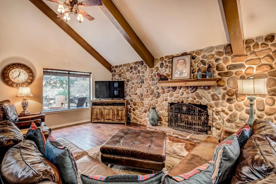TV and multimedia, Living room, Seating area, fireplace, furniture