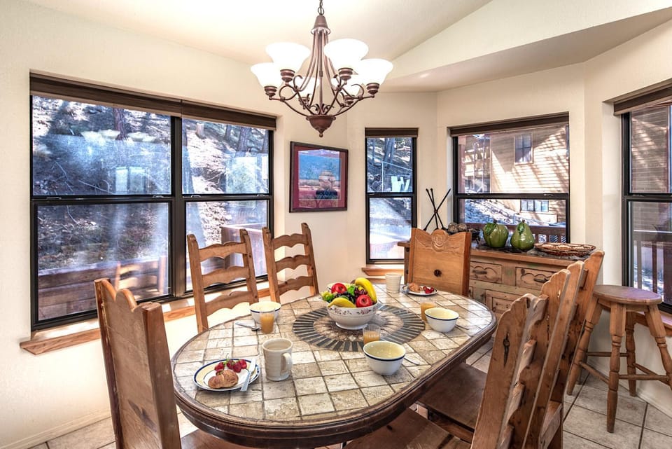 Skiing, Food and drinks, Dining area, Breakfast, furniture