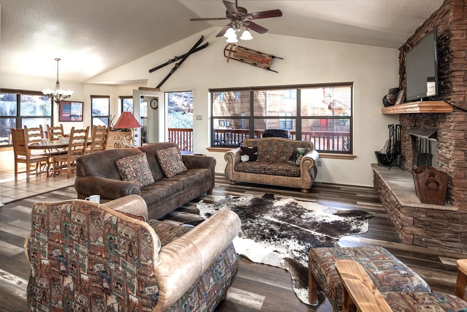 Living room, Seating area, Dining area, fireplace, furniture