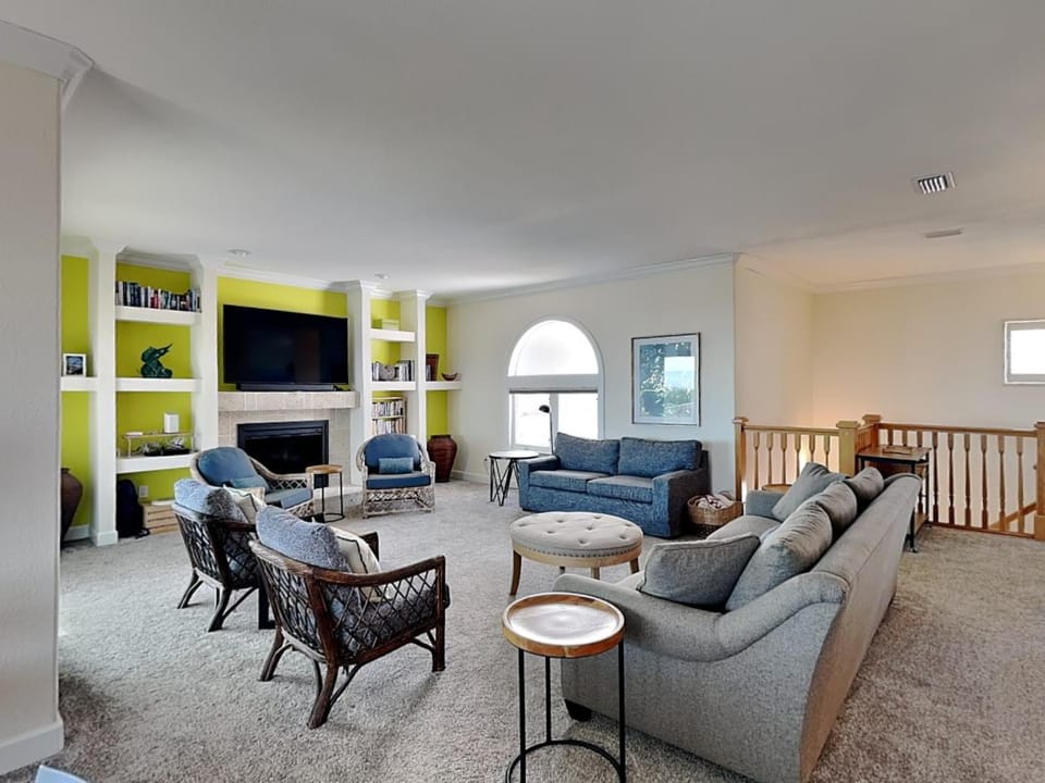 TV and multimedia, Living room, Seating area, fireplace, furniture