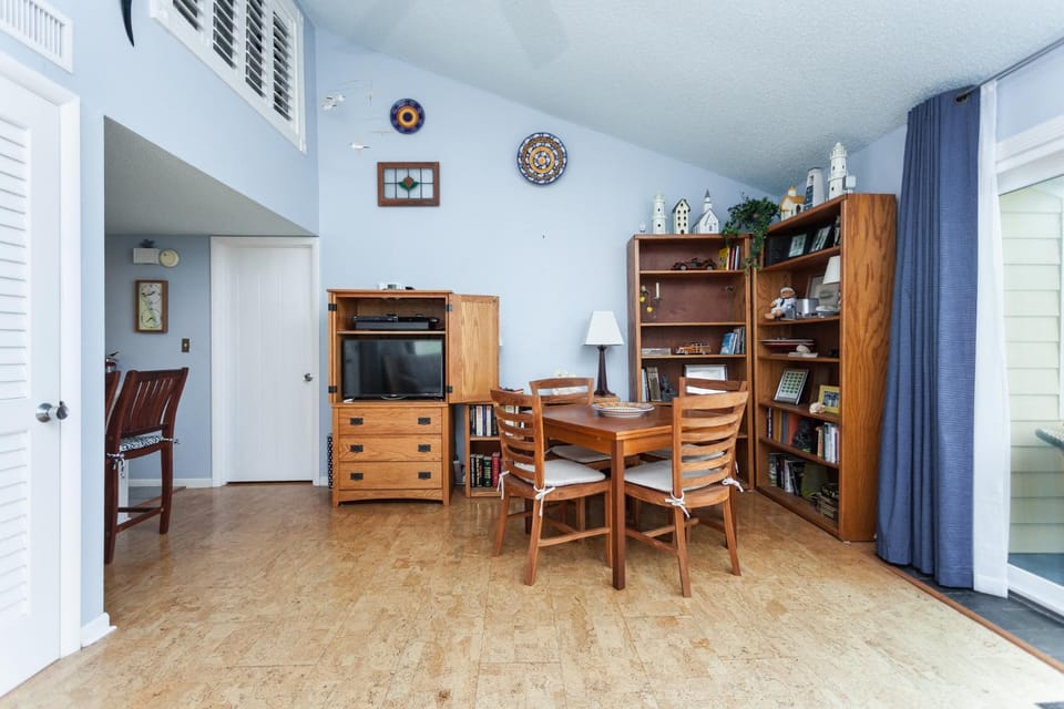 TV and multimedia, Living room, Seating area, Dining area, furniture, wardrobe