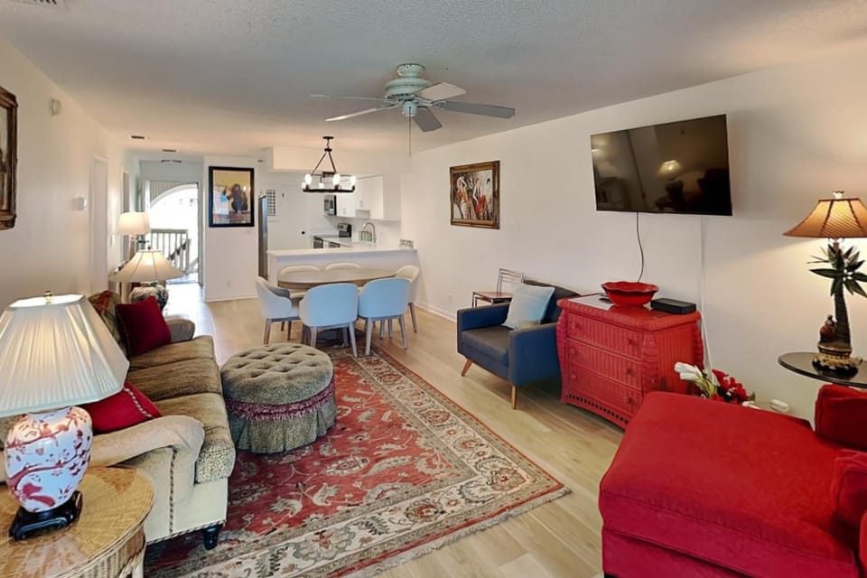 TV and multimedia, Kitchen or kitchenette, Living room, Seating area, Dining area, furniture