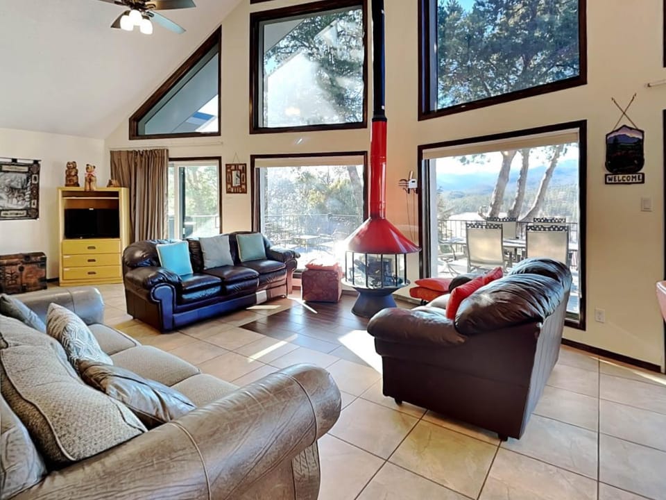 TV and multimedia, View (from property/room), Living room, Seating area, Mountain view, fireplace, furniture