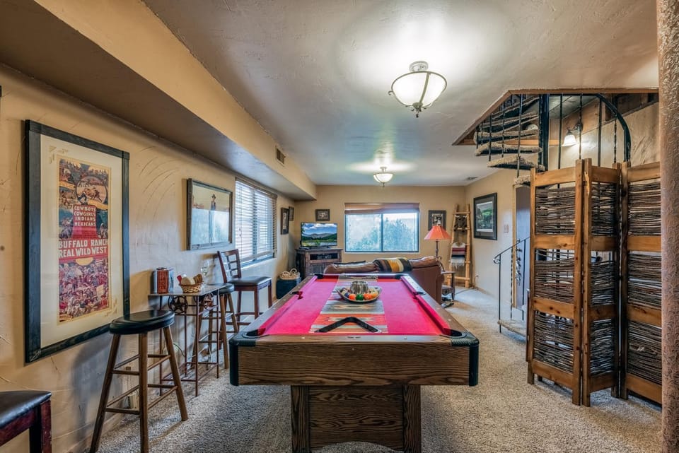 Billiard, Game Room, TV and multimedia, Seating area, Mountain view, furniture