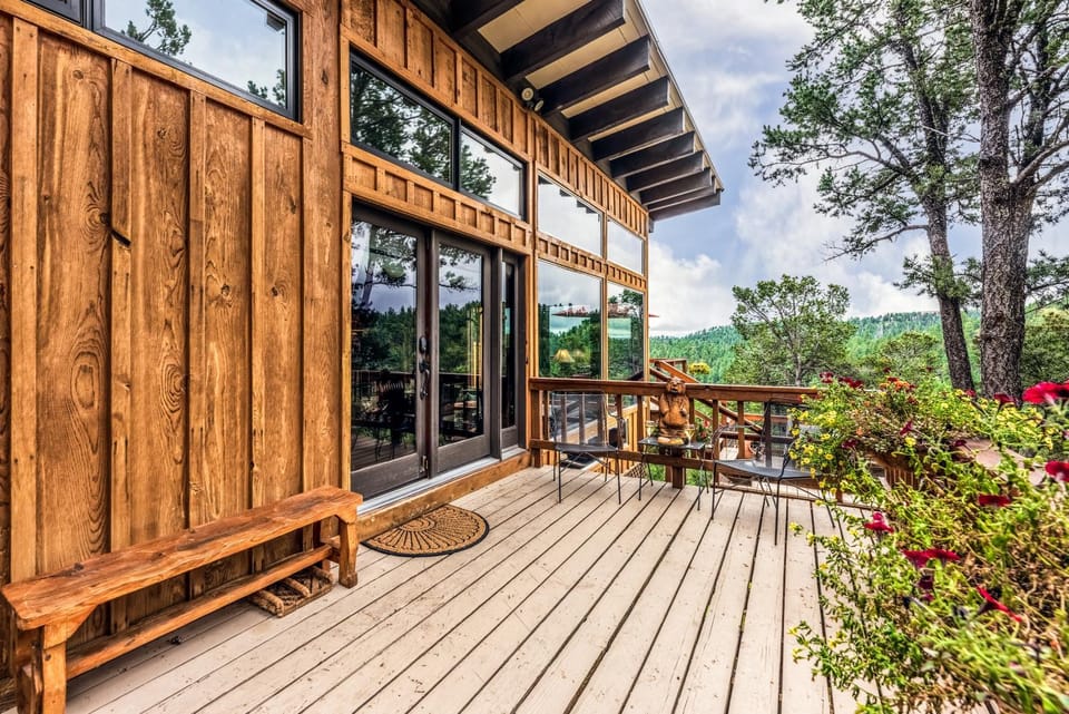 Property building, Patio, Natural landscape, Balcony/Terrace, Seating area, Mountain view