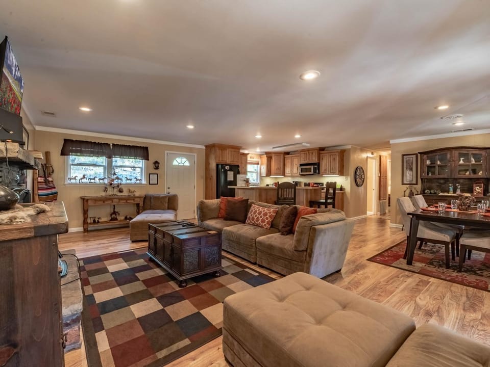 TV and multimedia, Kitchen or kitchenette, Living room, Seating area, Dining area, furniture, microwave