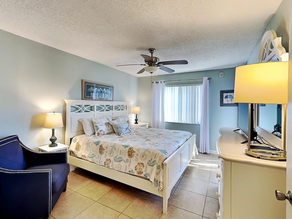 Bed, TV and multimedia, Seating area, Bedroom, furniture