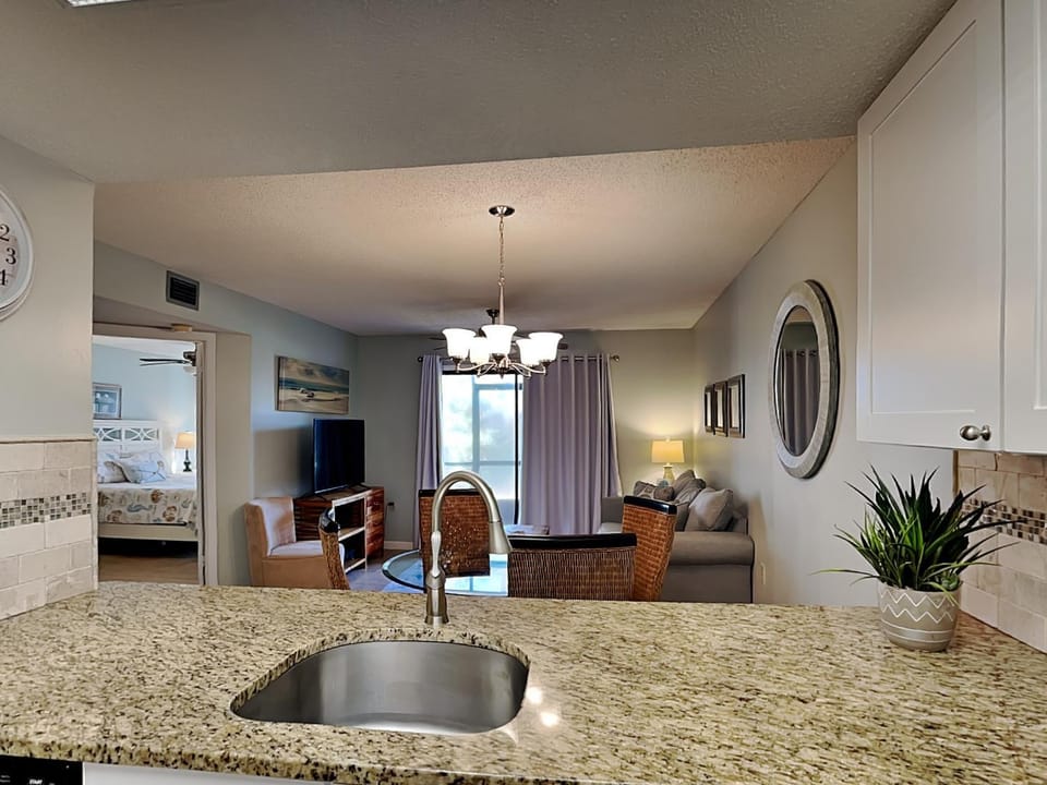 TV and multimedia, Kitchen or kitchenette, Living room, Seating area, Bedroom, furniture, air conditioner