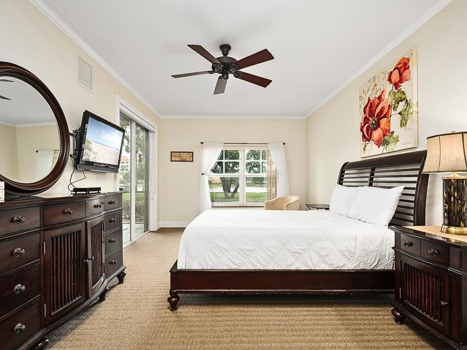 Bed, TV and multimedia, Seating area, Bedroom, Garden view, furniture