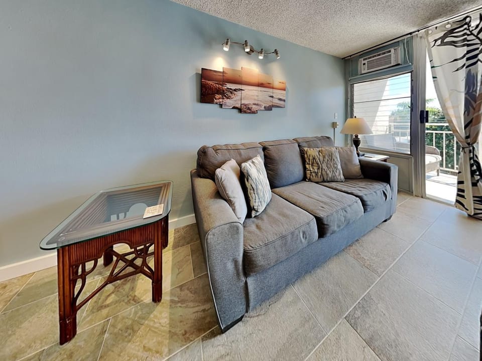 Living room, Seating area, air conditioner