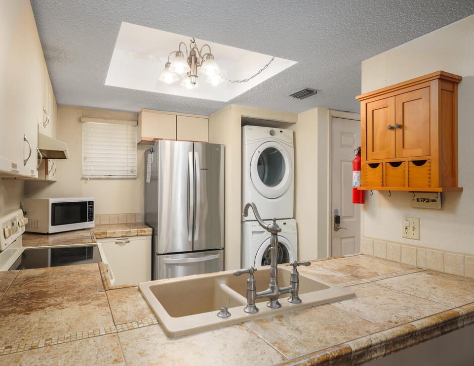 Kitchen or kitchenette, microwave, washing machine, dryer