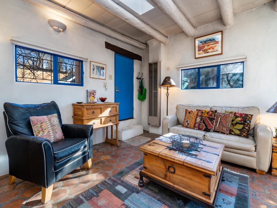 Living room, Seating area, furniture