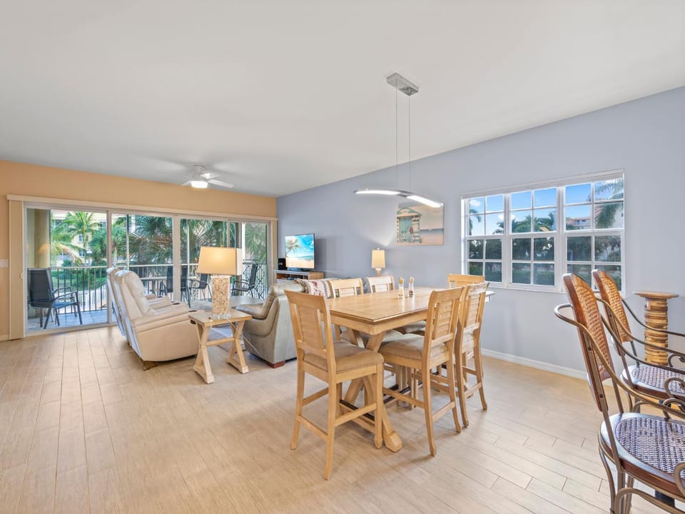 Balcony/Terrace, Living room, Seating area, Dining area, furniture