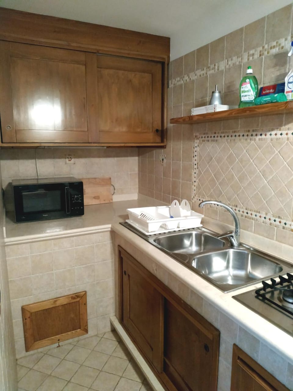 Kitchen or kitchenette, minibar, stove