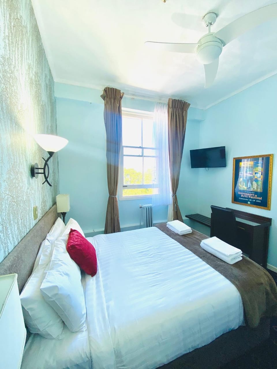 Bed, TV and multimedia, Bedroom, fireplace