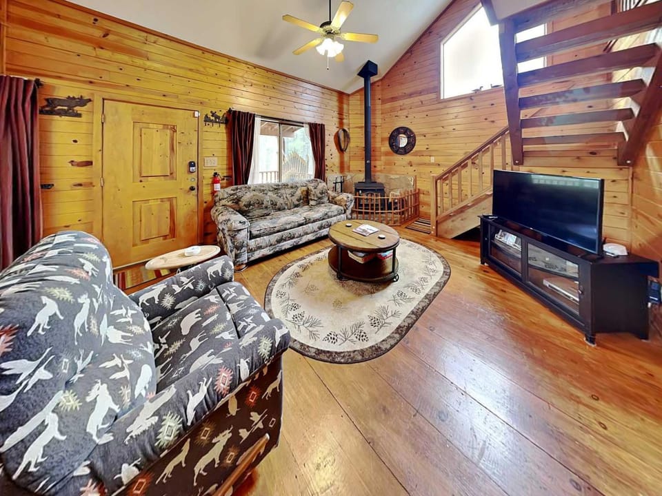 TV and multimedia, Living room, Seating area, fireplace, furniture