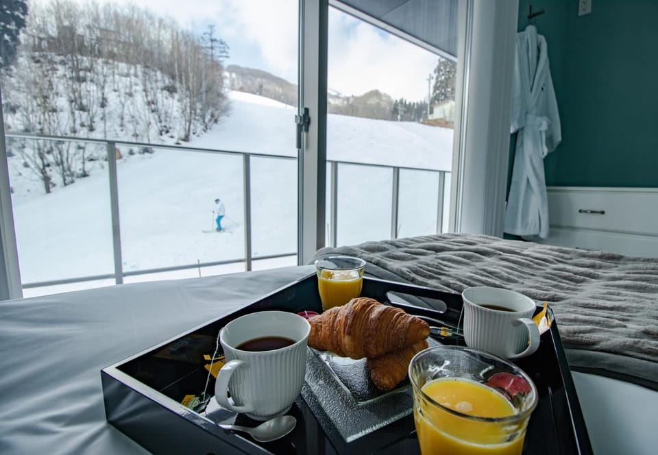 Balcony/Terrace, Bedroom, Mountain view