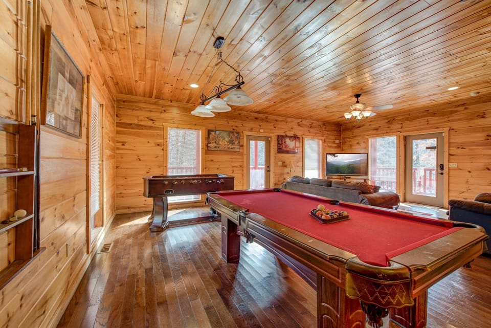Billiard, Game Room, TV and multimedia, Living room, Seating area, furniture