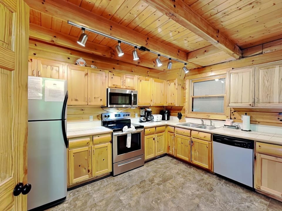 Coffee/tea facilities, Kitchen or kitchenette, dishwasher, microwave, oven, kitchen
