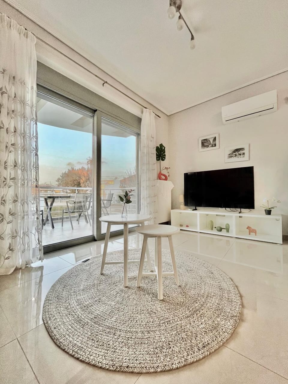 TV and multimedia, Living room, Seating area, air conditioner