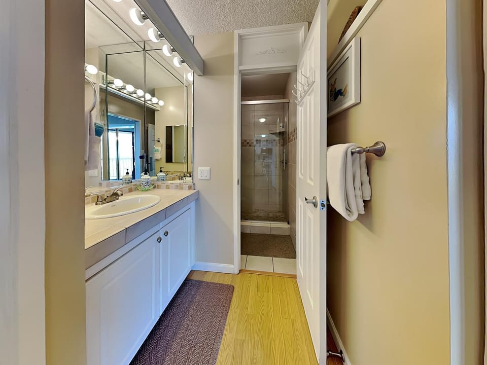 Shower, Bathroom, towels