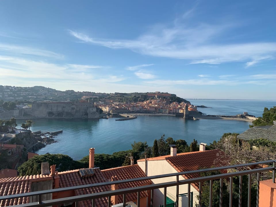 Patio, Nearby landmark, Natural landscape, Balcony/Terrace, City view, Landmark view, Mountain view, Sea view