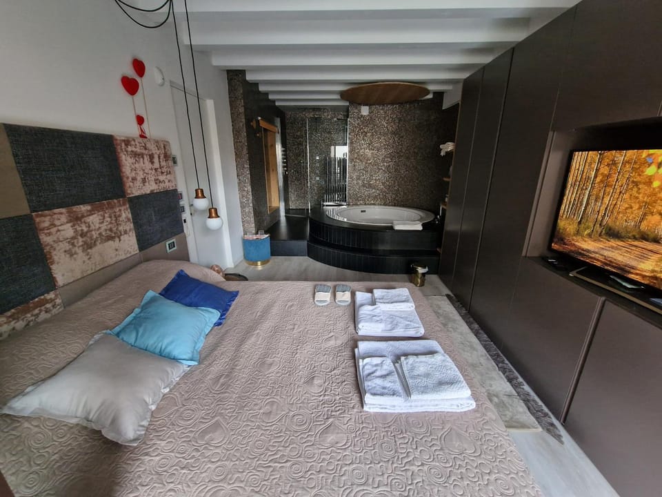 Bed, Photo of the whole room, towels
