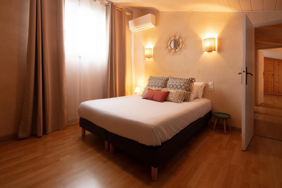 Bed, Photo of the whole room