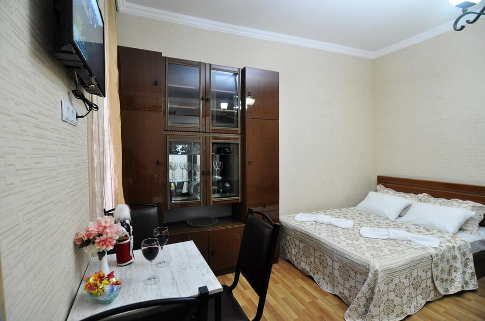 TV and multimedia, Kitchen or kitchenette, Living room, Photo of the whole room, Seating area, Dining area, Bedroom