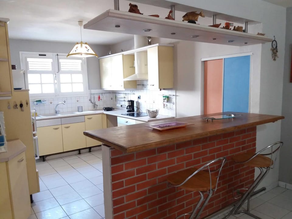 Kitchen or kitchenette, Dining area, dishwasher, minibar, oven, stove