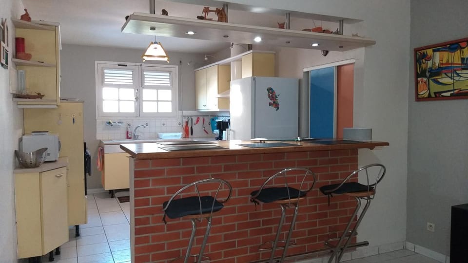 Kitchen or kitchenette, minibar