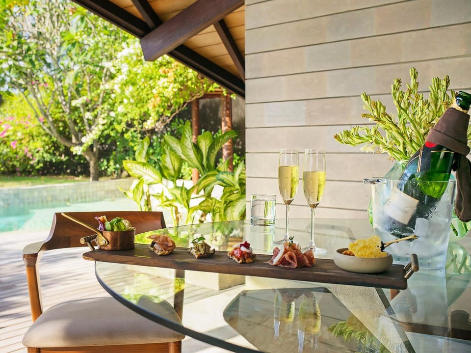 Food and drinks, Pool view