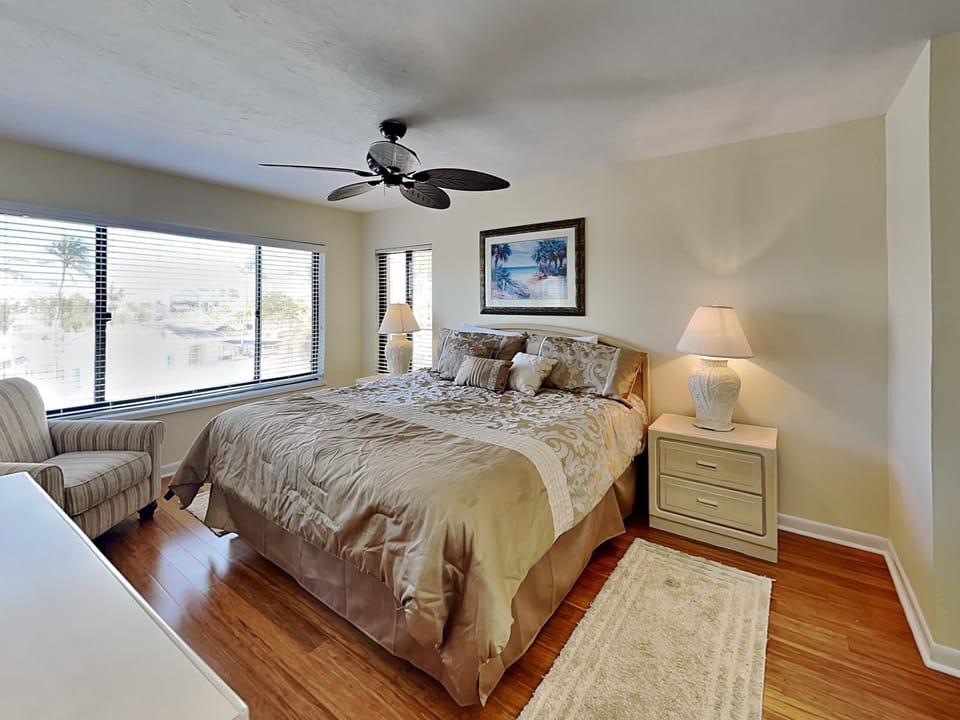 Bed, Seating area, Bedroom, furniture