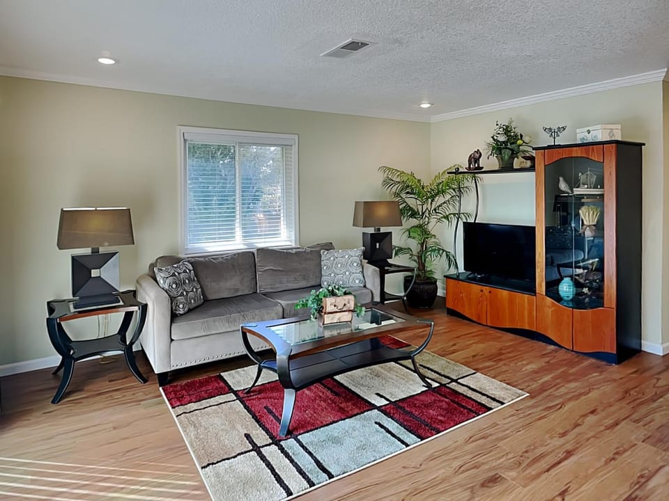 TV and multimedia, Living room, Seating area, furniture