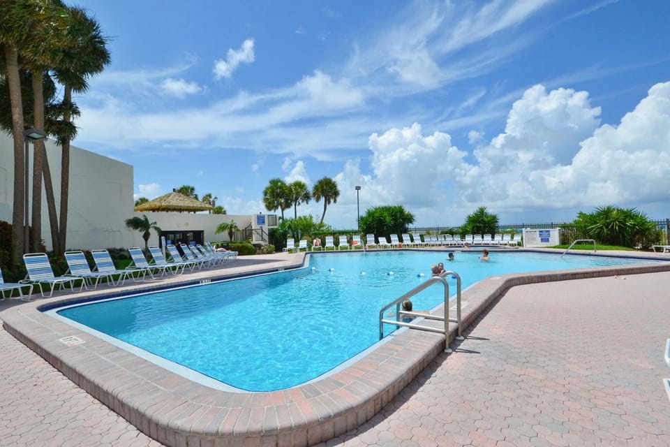 Seating area, Guests, Swimming pool