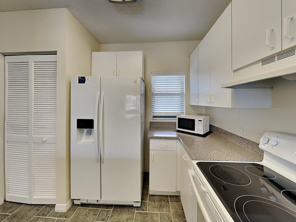 Kitchen or kitchenette, microwave, stove, wardrobe, kitchen