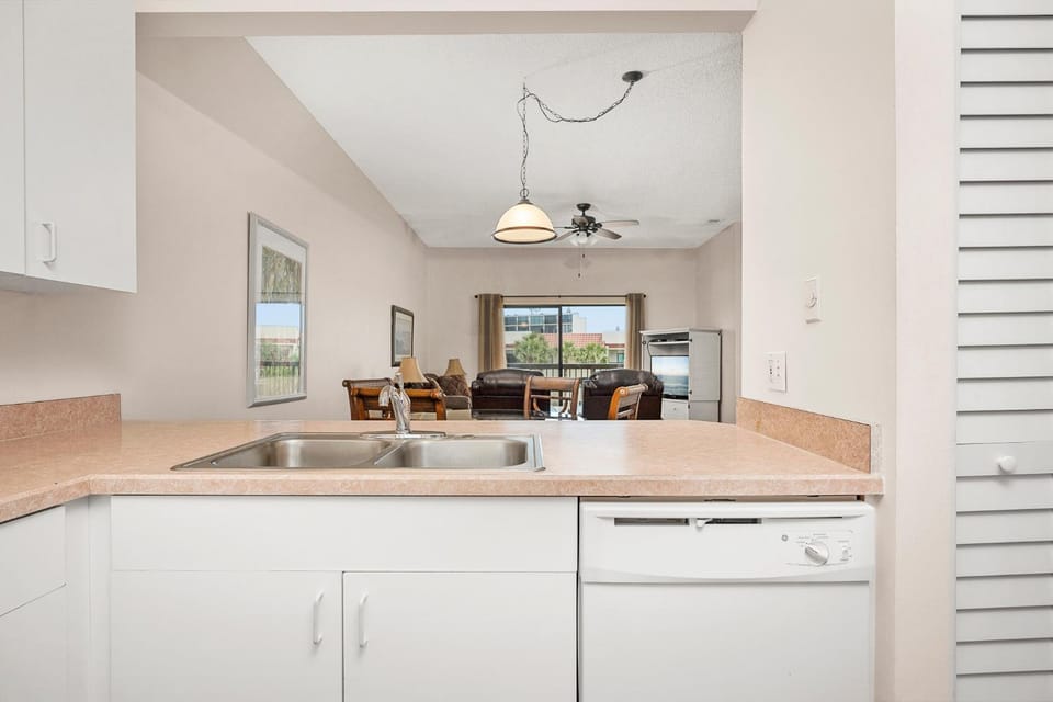 Kitchen or kitchenette, Living room, dishwasher
