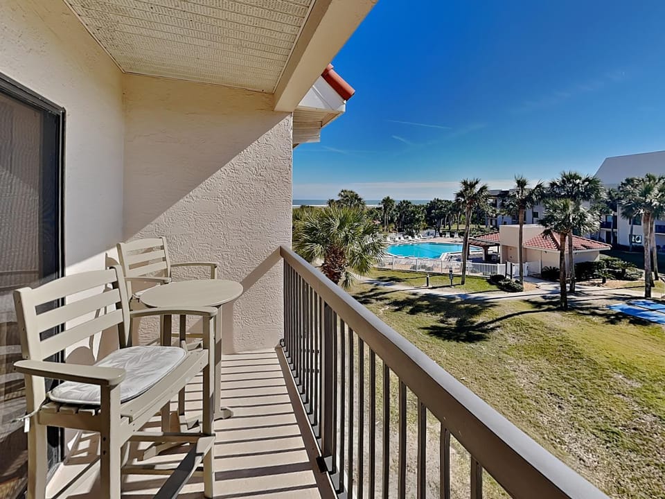 Garden, Balcony/Terrace, Seating area, Pool view, Swimming pool