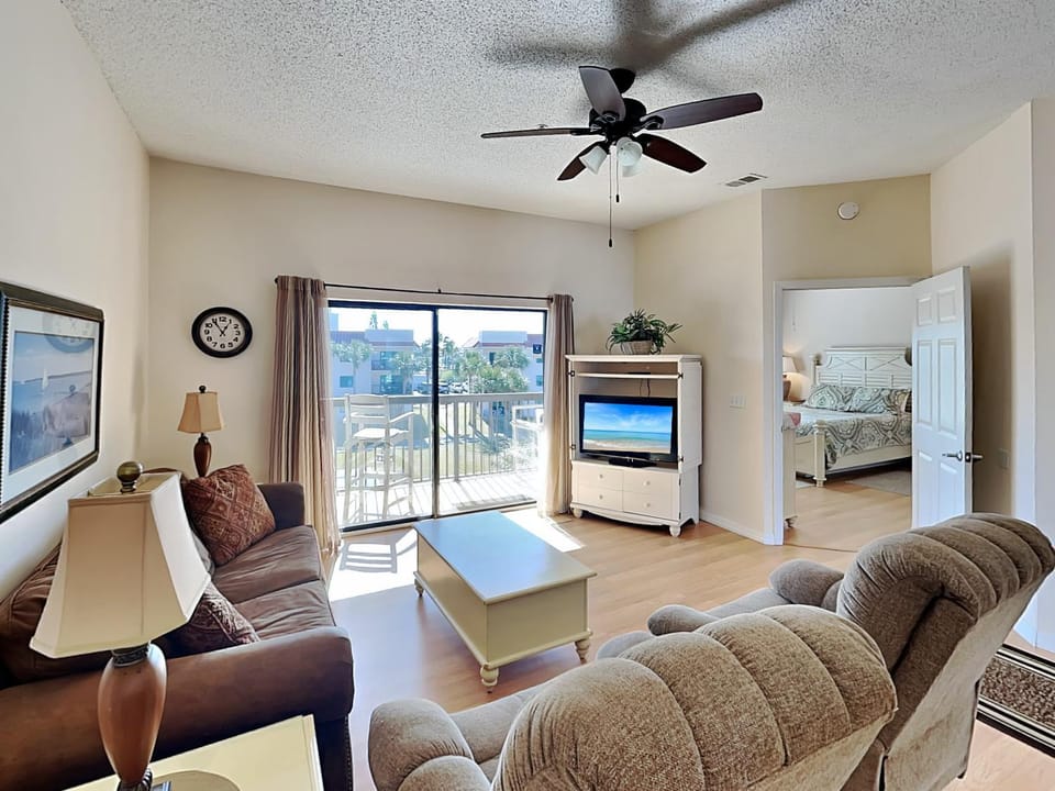 TV and multimedia, Balcony/Terrace, Living room, Seating area, Bedroom, furniture